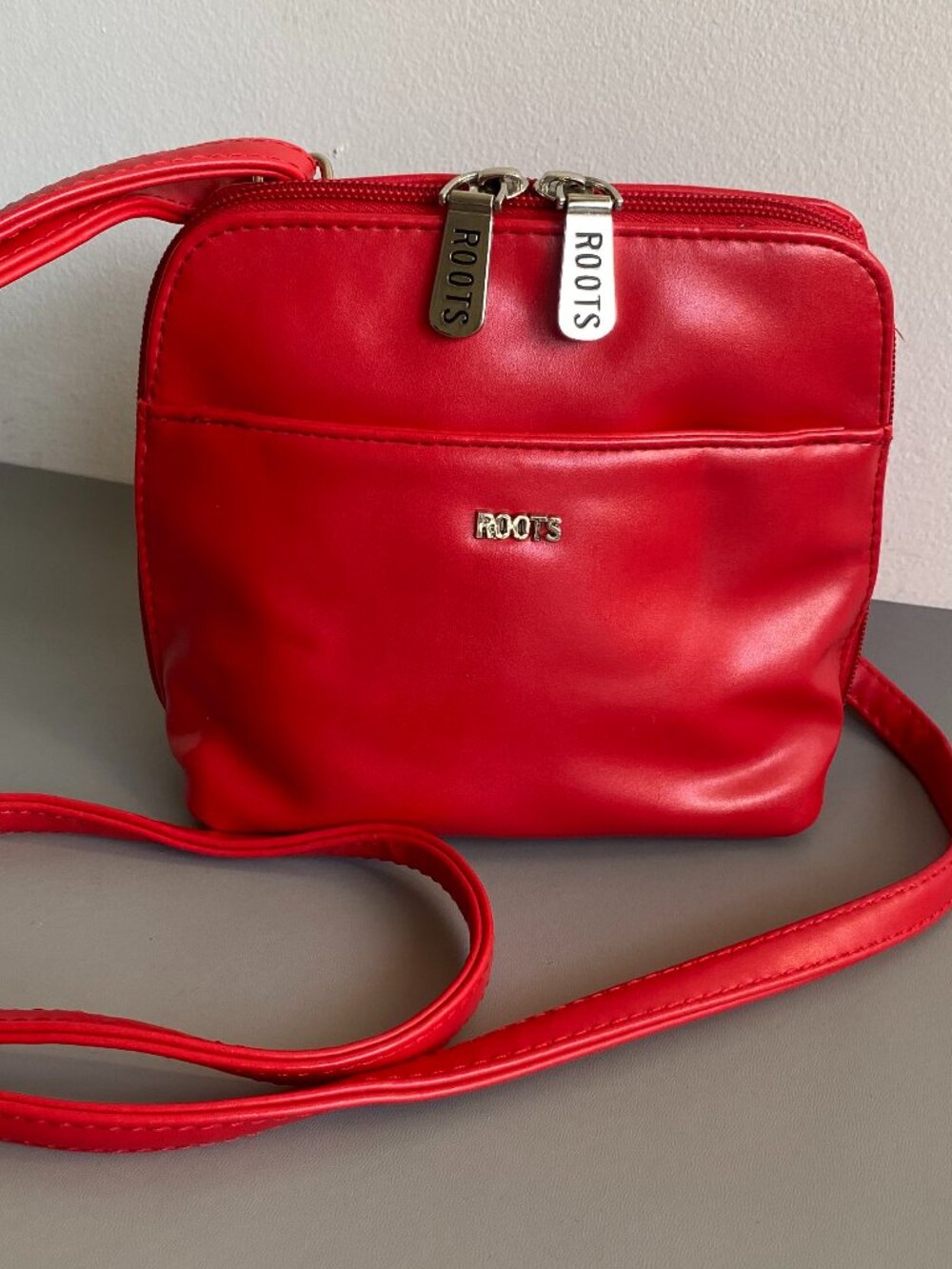 Roots Red Vegan Leather Crossbody Bag Purse Multi Pocket Adjustable Strap ECU